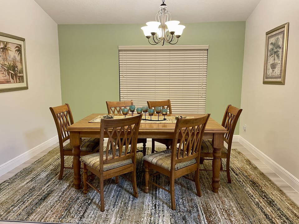 Dining Room seats 6 comfortably