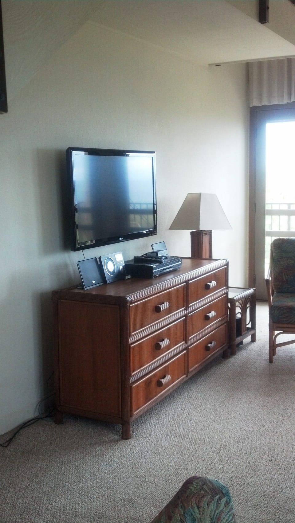 living room with flat screen TV
