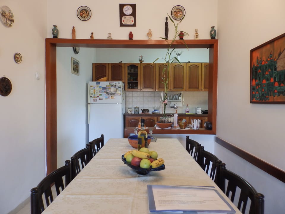 Dinning area for 6 diners (additional 4 diners in the kitchen)