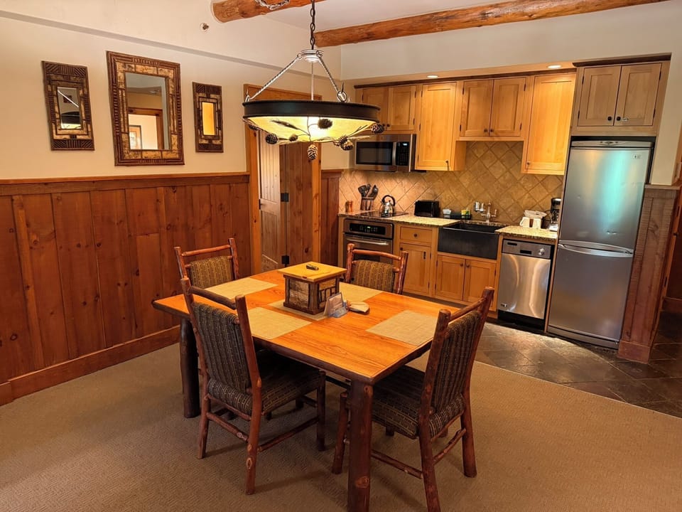 Kitchen and dining space with all the essentials.