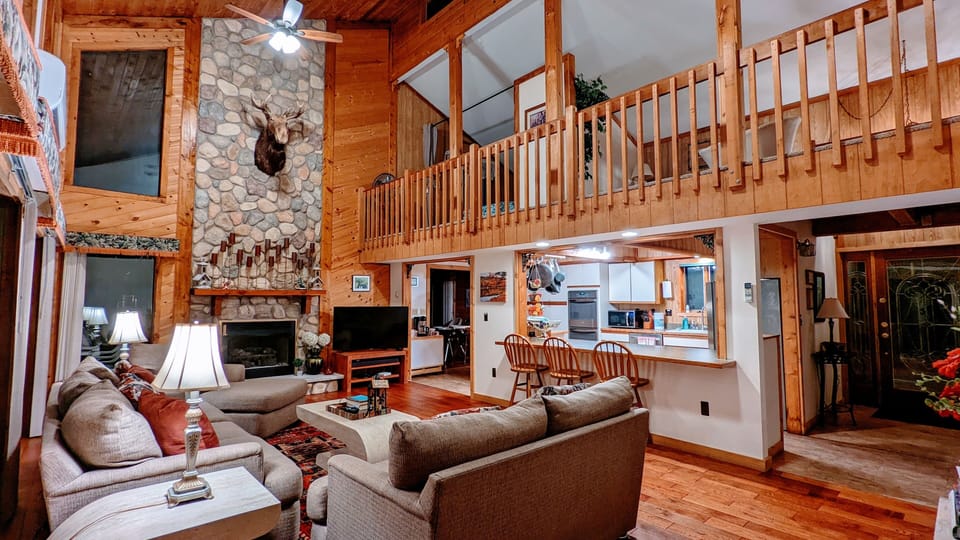 Great living space integrating kitchen and the large living room