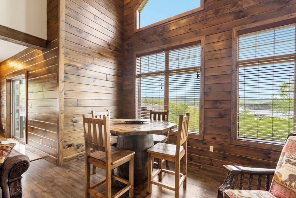 Seating for 4 in living room area