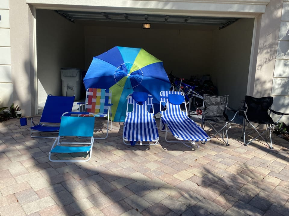 Beach chairs, parasol, toys and bikes in garage. 0,9 miles to beach