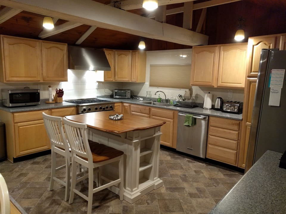 Fully equipped kitchen, Professional 36" 6 Buner DCS Range