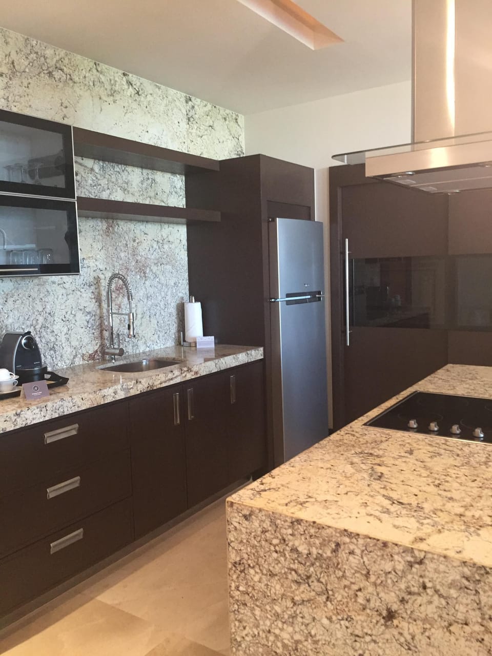 Full size kitchen, with toaster, juicer, Nespresso coffee machine, etc.