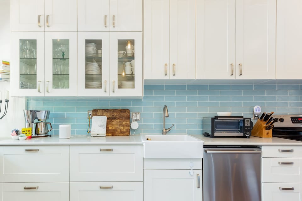 Fully Renovated Kitchen: Bosch Appliances & Well-Equipped Tools