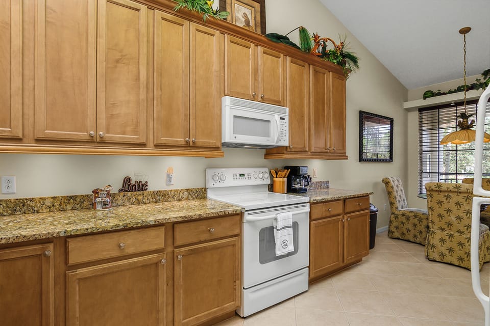 Kitchen w/ 42" Cabinets