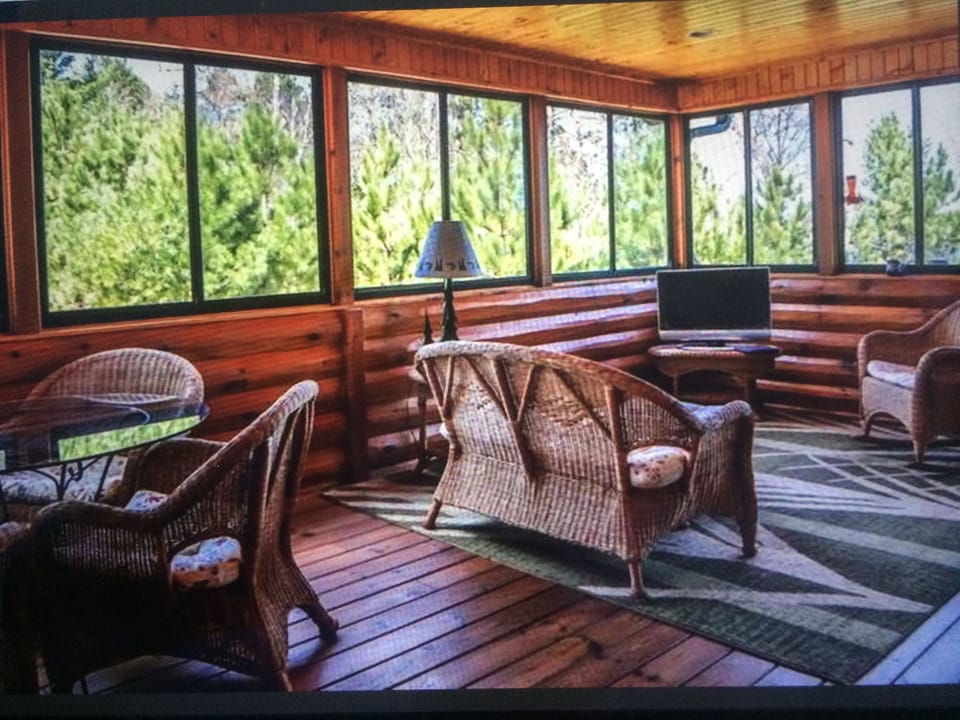 3 season room overlooking lake