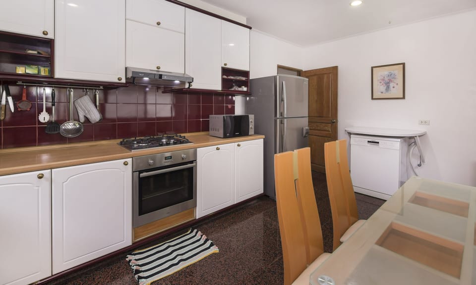 Includes dishwasher