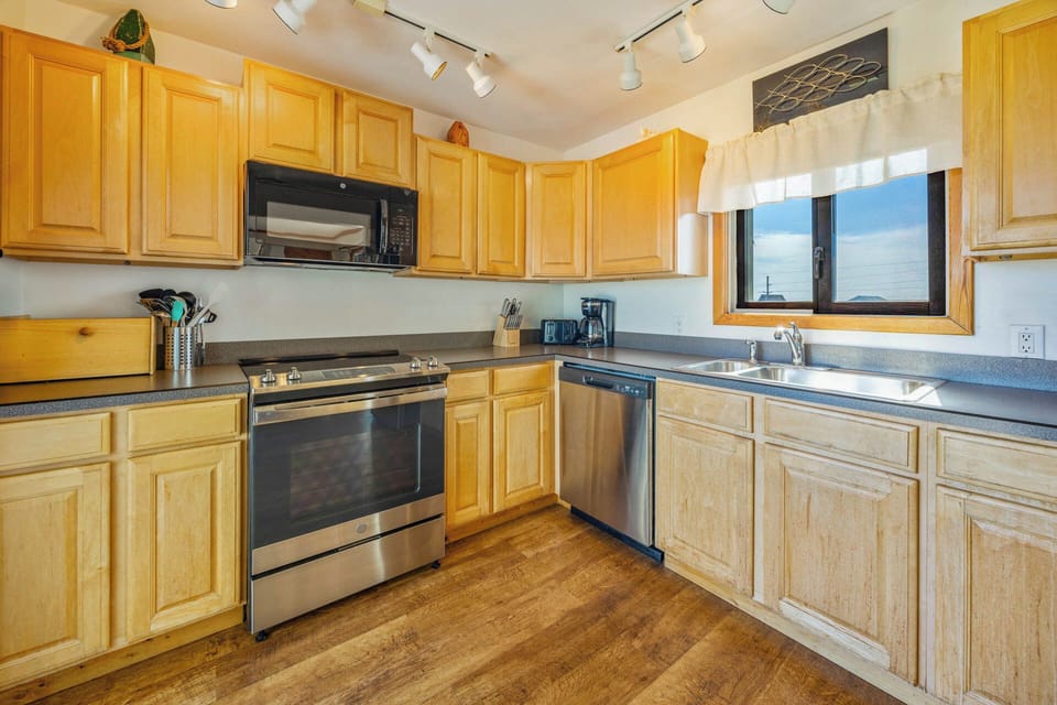 Surf or Sound Realty - 9 - Reflections - Kitchen -2
