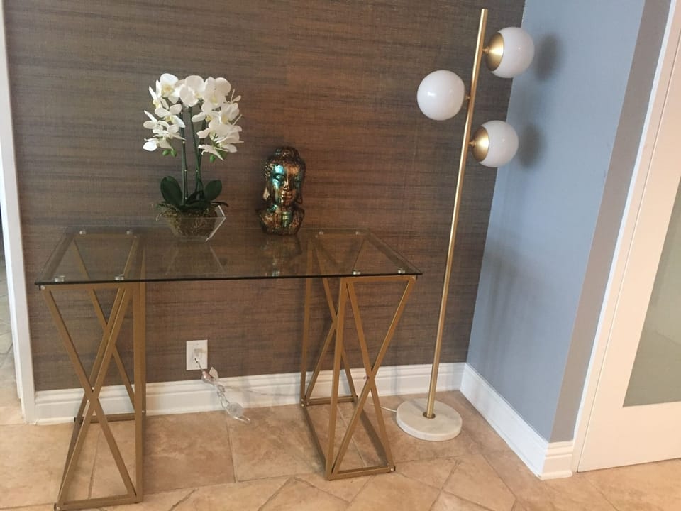 Elegant living worth gold wallpaper 