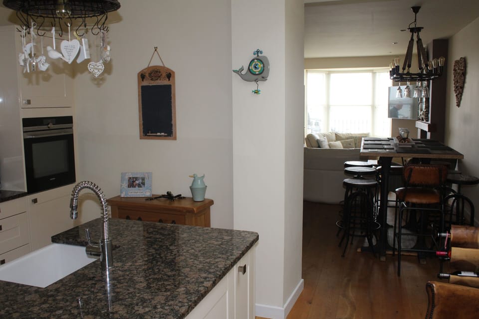 From the kitchen to the lounge......