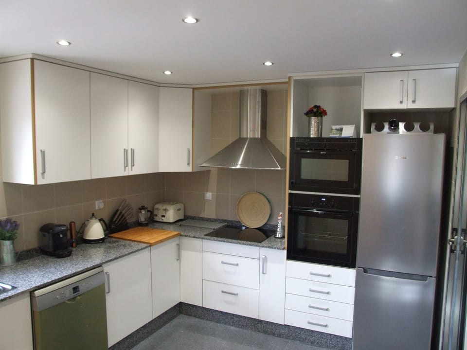 Large kitchen with high-end ovens and hob, Tassimo too!
