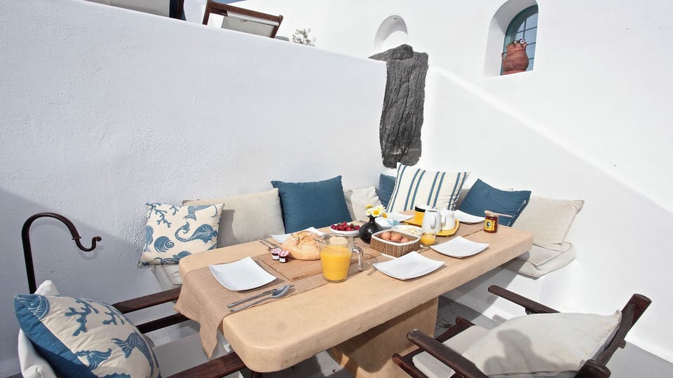 Lower terrace - outside dining with large gas BBQ