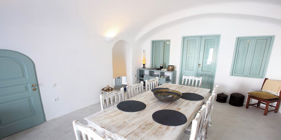 Dining area - Table for 8,​ air conditioning 