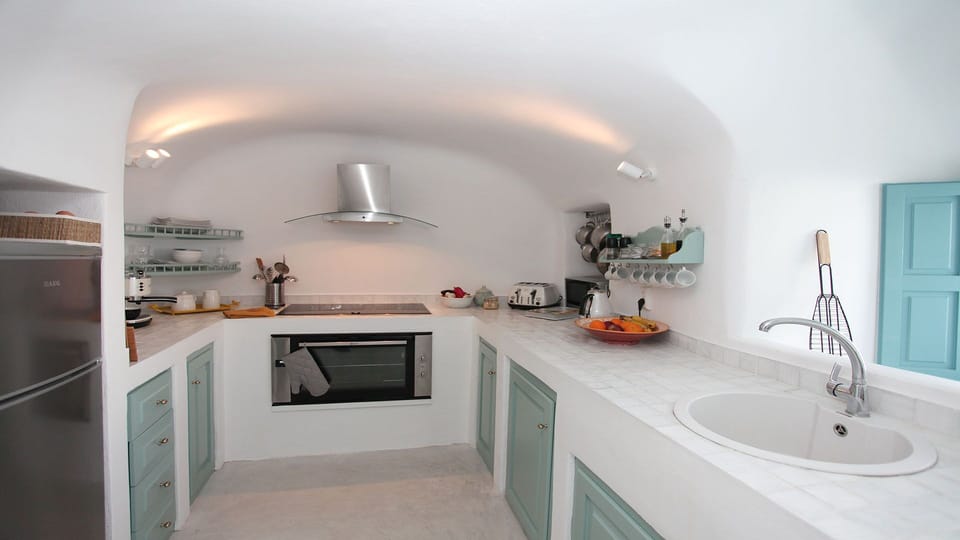 Kitchen: double oven/hob. dishwasher, microwave, fridge/freezer, coffee machine