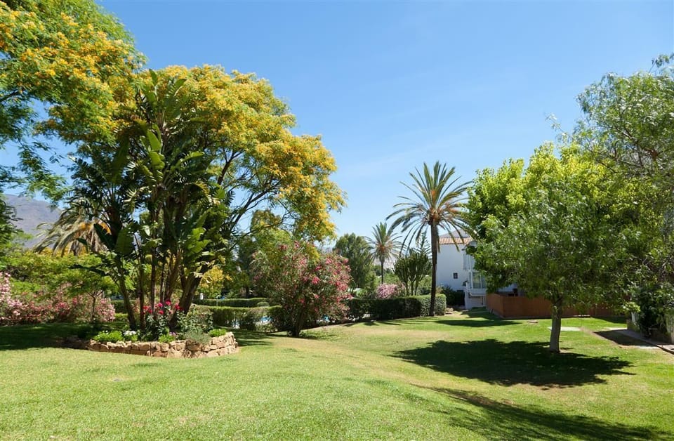 Beautiful and well maintained gardens in this complex
