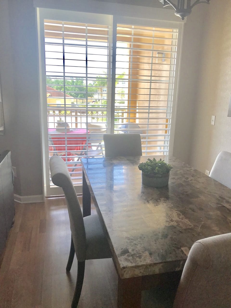 Dining room area over looking the pool. 