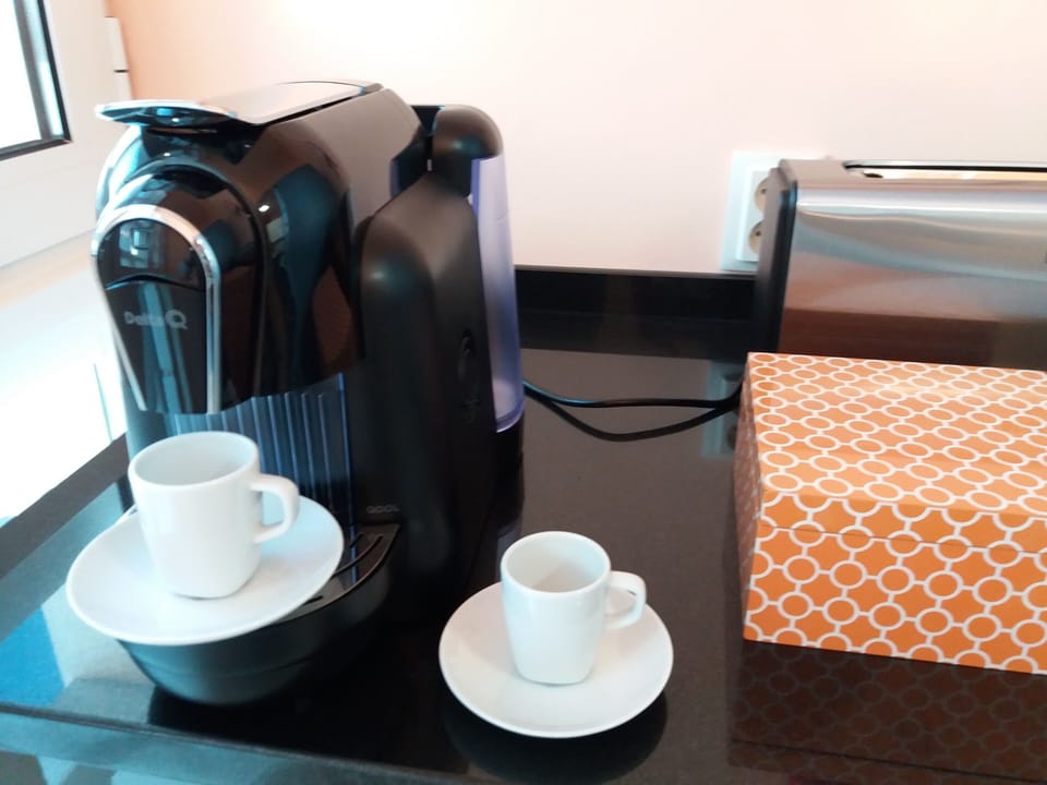 Expresso coffee machine. Also makes Delta capsule tea.