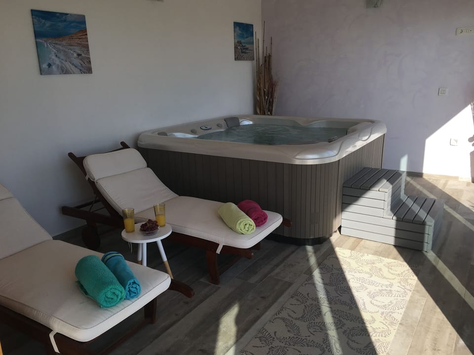 Indoor spa tub