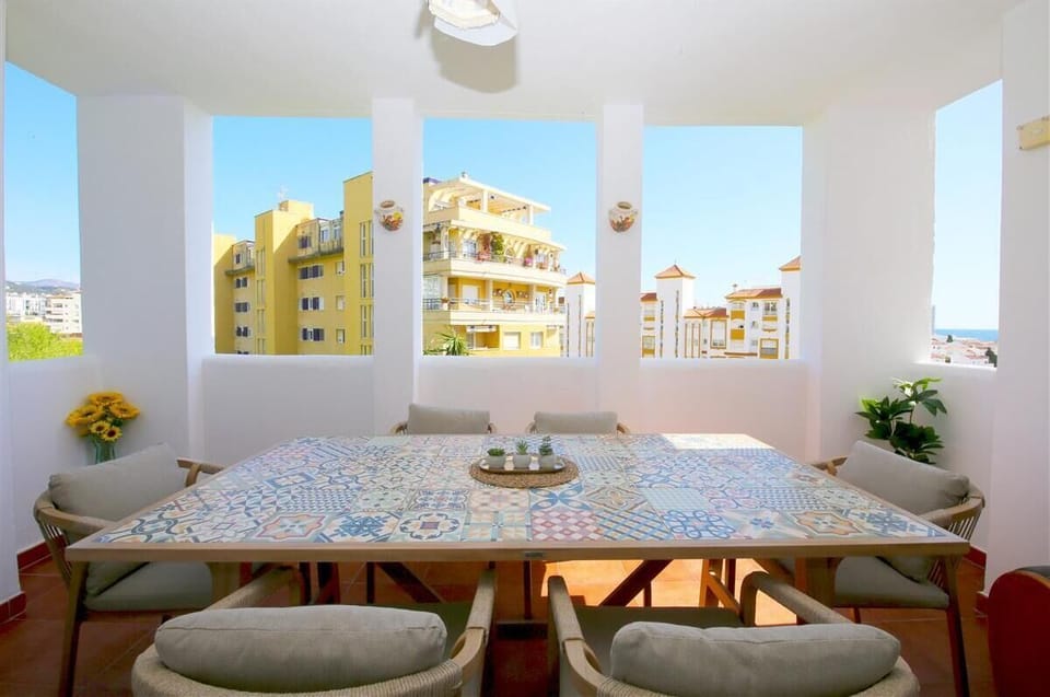 Additional outdoor dining area for six guests