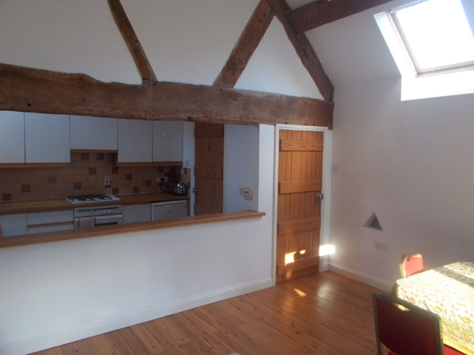 family/dining room showing kitchen