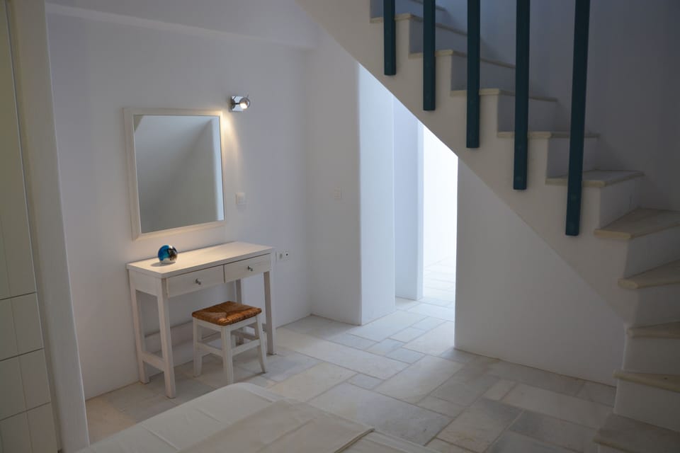 The dressing table from the second bedroom.