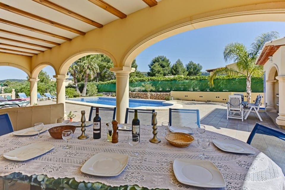 Terrace to pool 