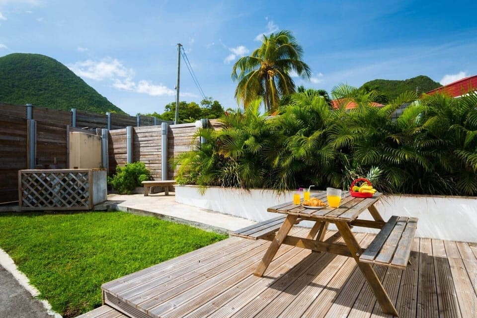 Une petite zone de jardin est aussi disponible de l'autre côté de la maison où vous pouvez prendre vos repas tranquillement