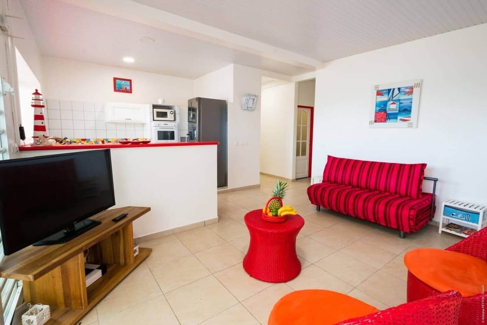 La salle commune avec le salon et la cuisine ont tout ce que dont vous avez besoin: sofas, télévision, four micro-ondes, réfrigérateur etc.