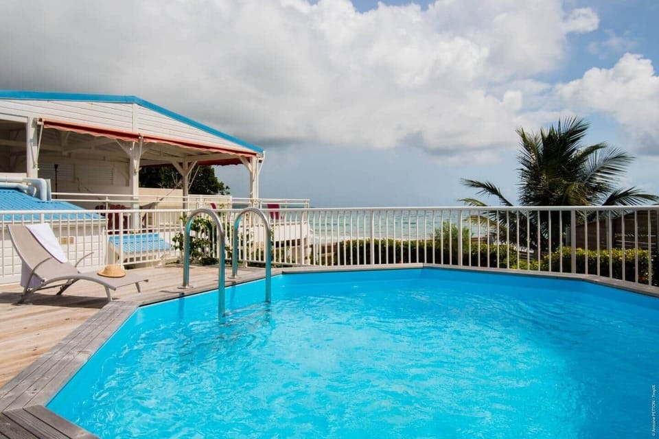 Ici on peut voir la terrasse depuis la piscine