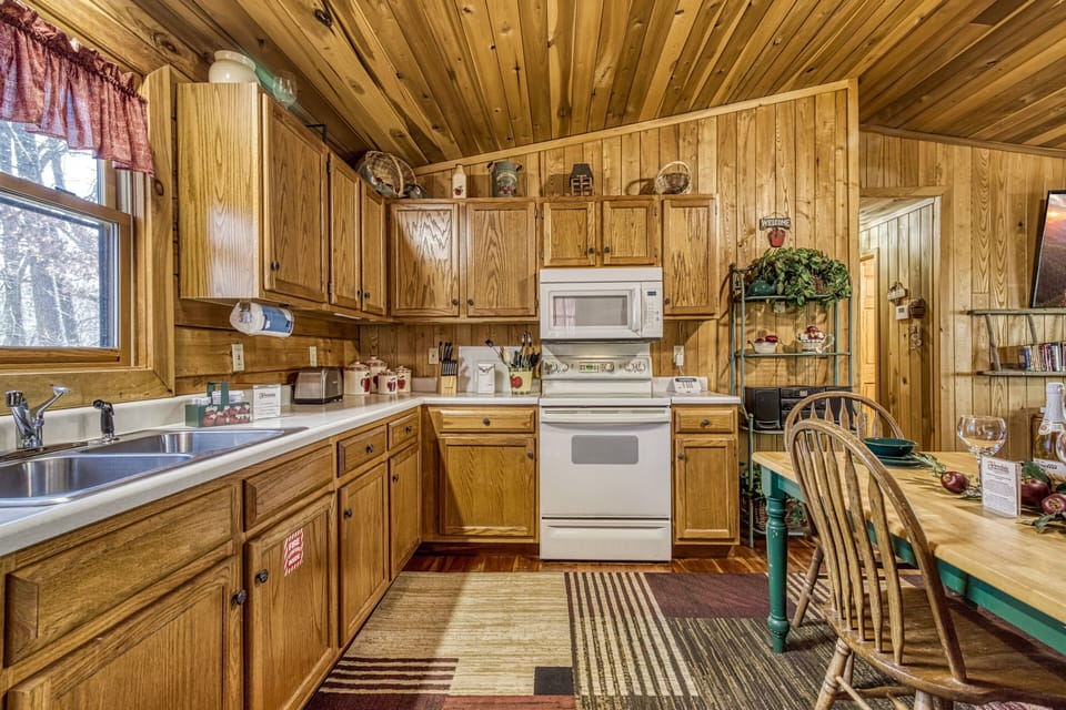 Cabin in Wears Valley "Walden Ridge Retreat" - Kitchen and dining area