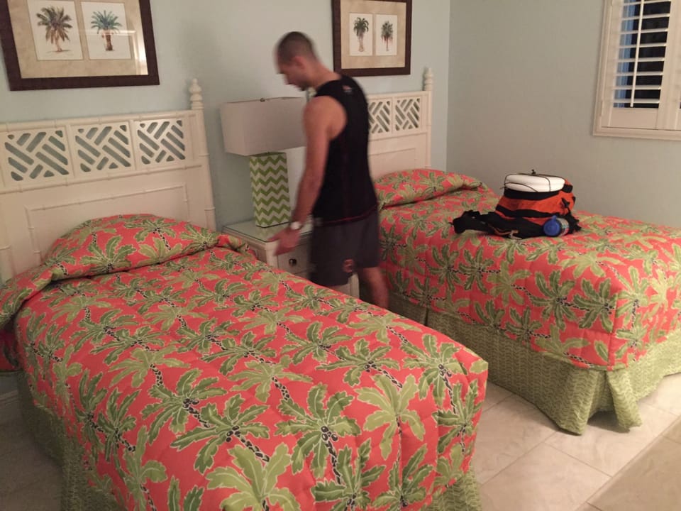 second bedroom with twin beds.