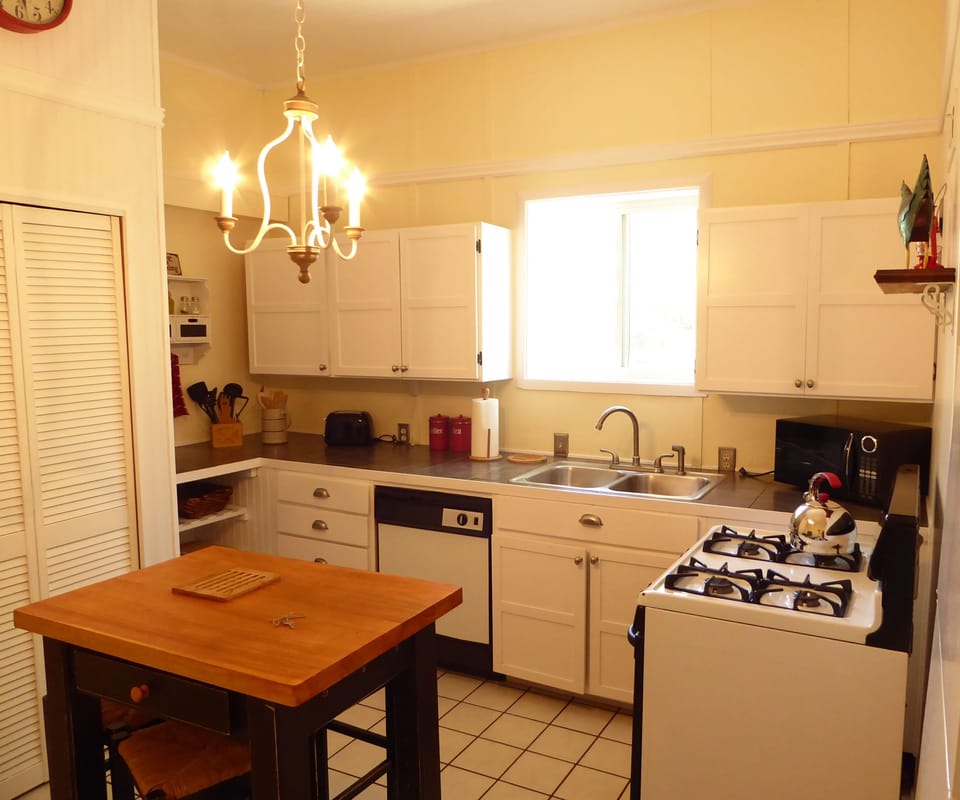 Gas stove and dishwasher in the Country Kitchen