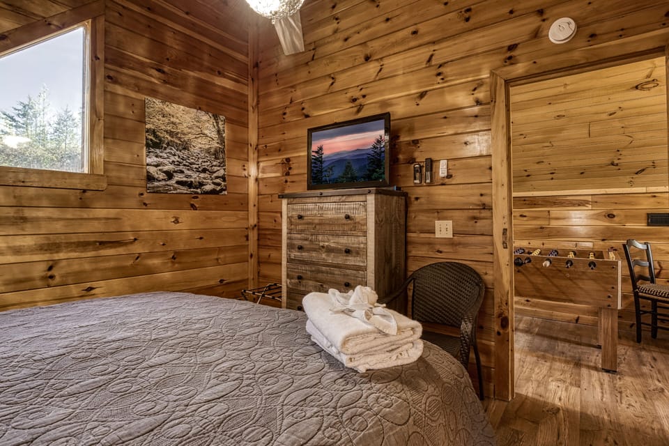 Smoky Mountain Cabin with a Hot Tub - Upper level bedroom with 50-inch TV