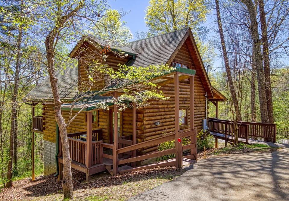 Pet Friendly Cabin in Pigeon Forge "Sweet Dreams" - Entry deck and parking area