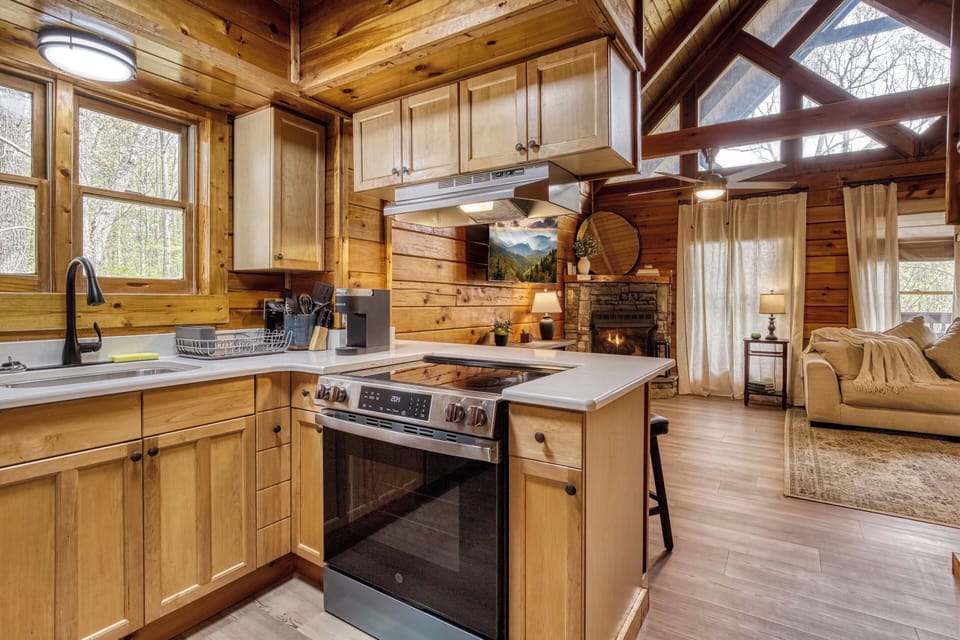 Pet Friendly Cabin in the Smokies "Sweet Dreams" - Fully furnished kitchen and living room