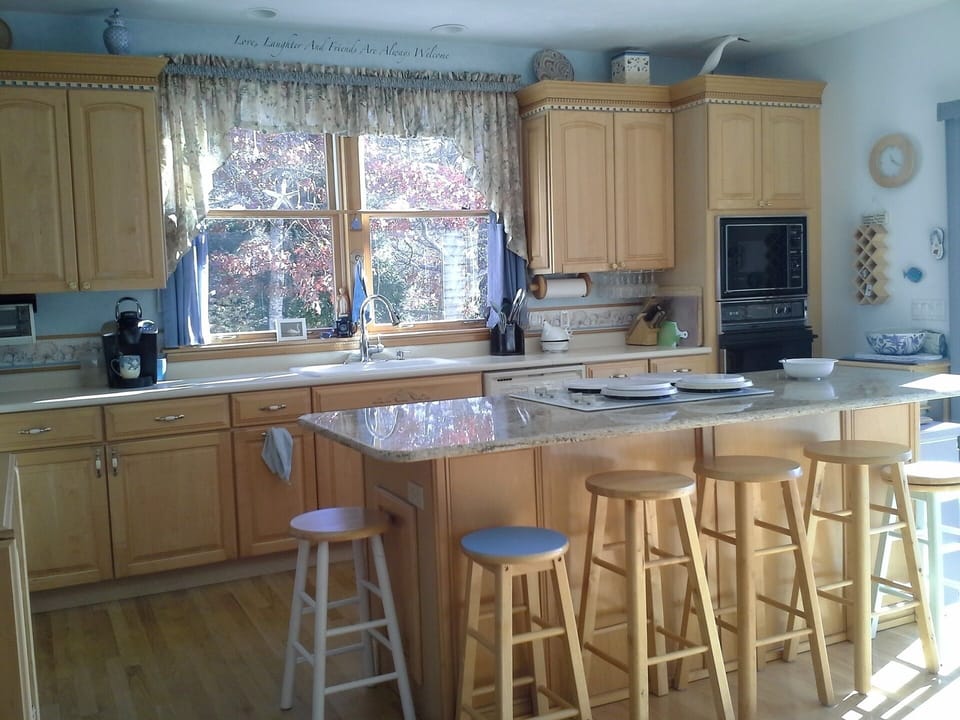 Kitchen with island 