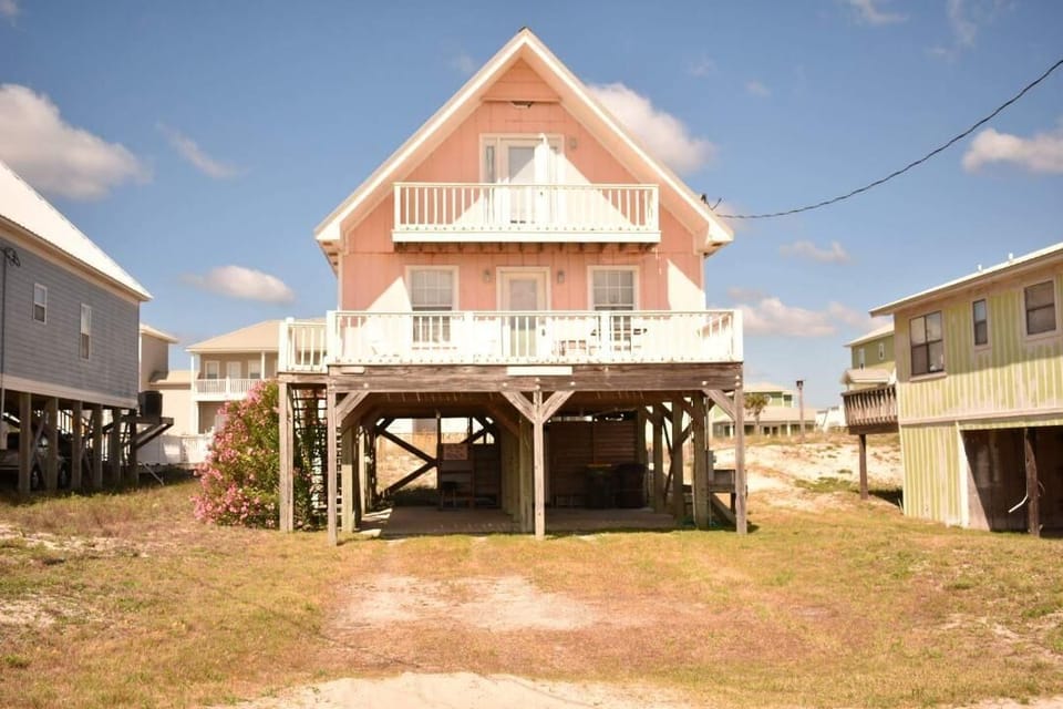 Built in 1991, peach has 2 balconies with breath taking views from both. 