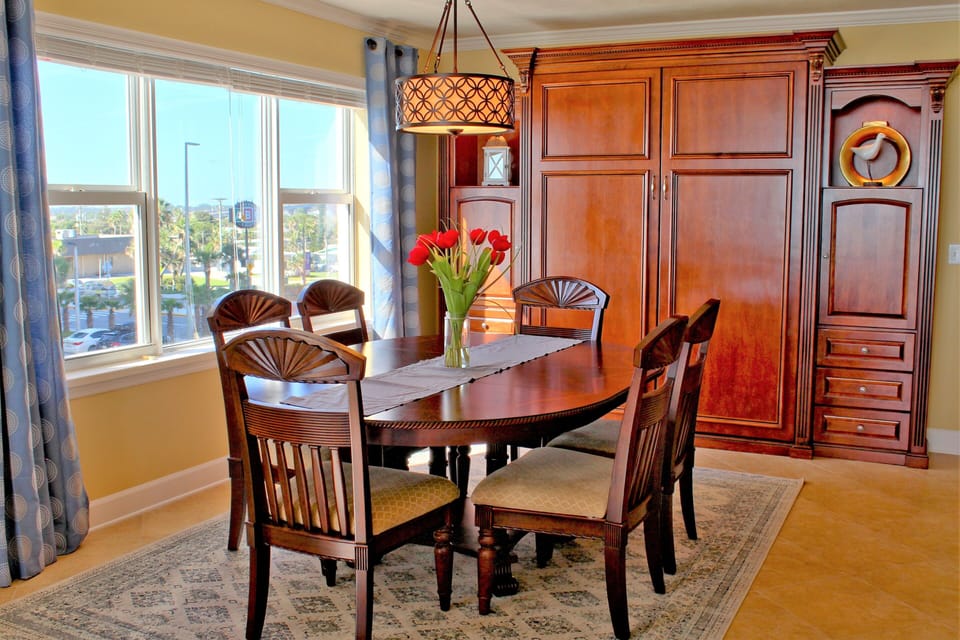 Large dining room table comfortably seats 6 with ocean views.