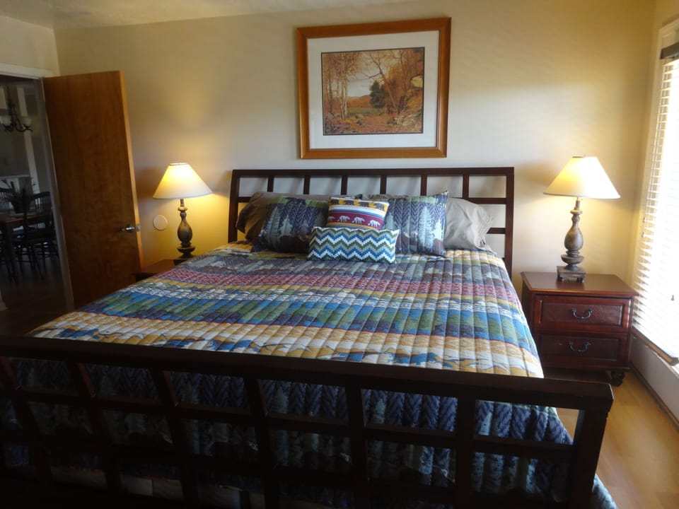 Master bedroom/king size bed