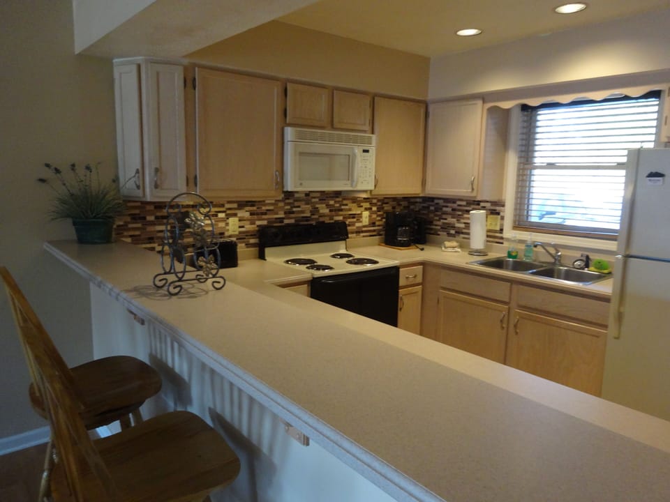 Kitchen with breakfast bar