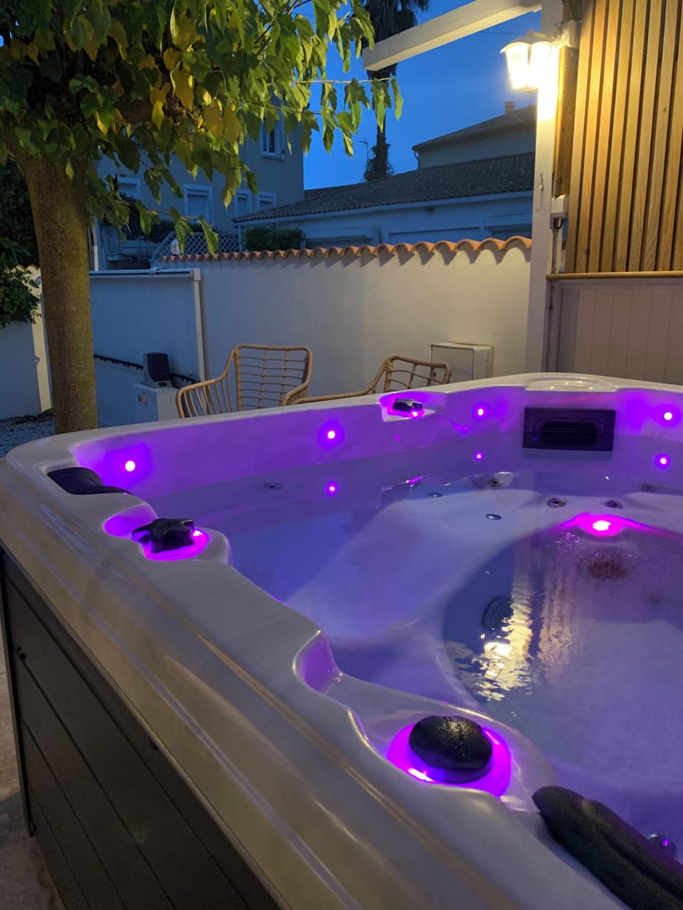 Outdoor spa tub