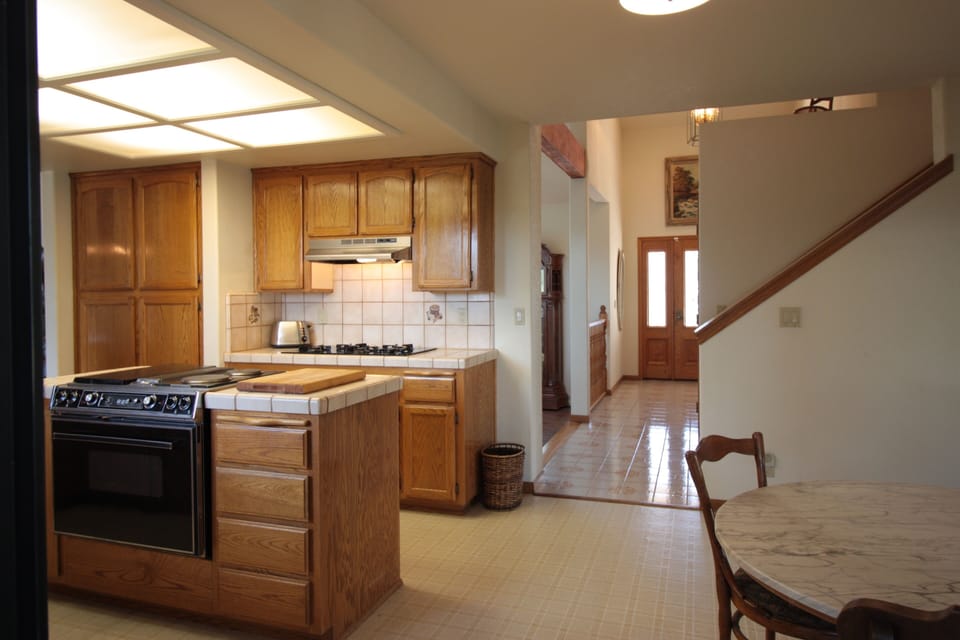 Kitchen & Entry