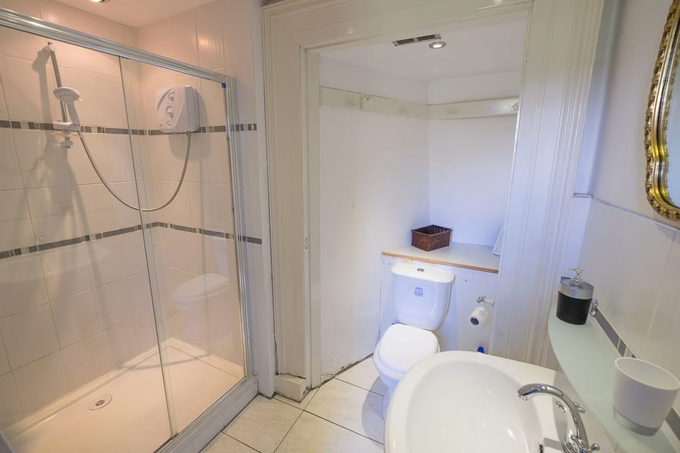 Queen Mary Ensuite with the Large Walk in Shower.