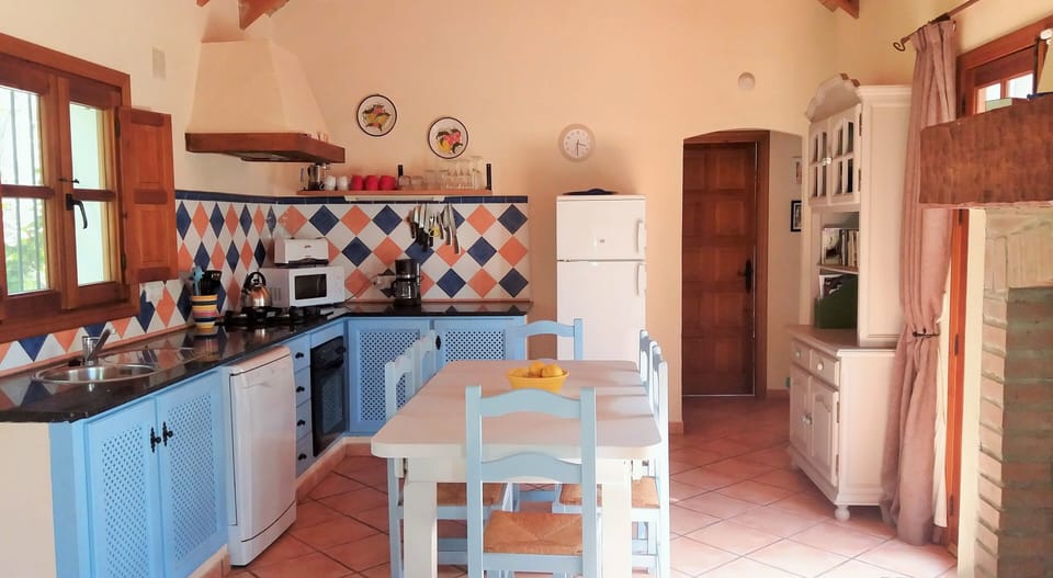 Open plan kitchen & dining area