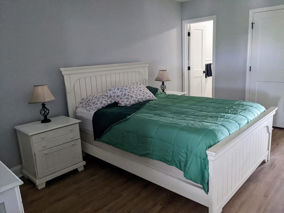 Primary bedroom (Queen)