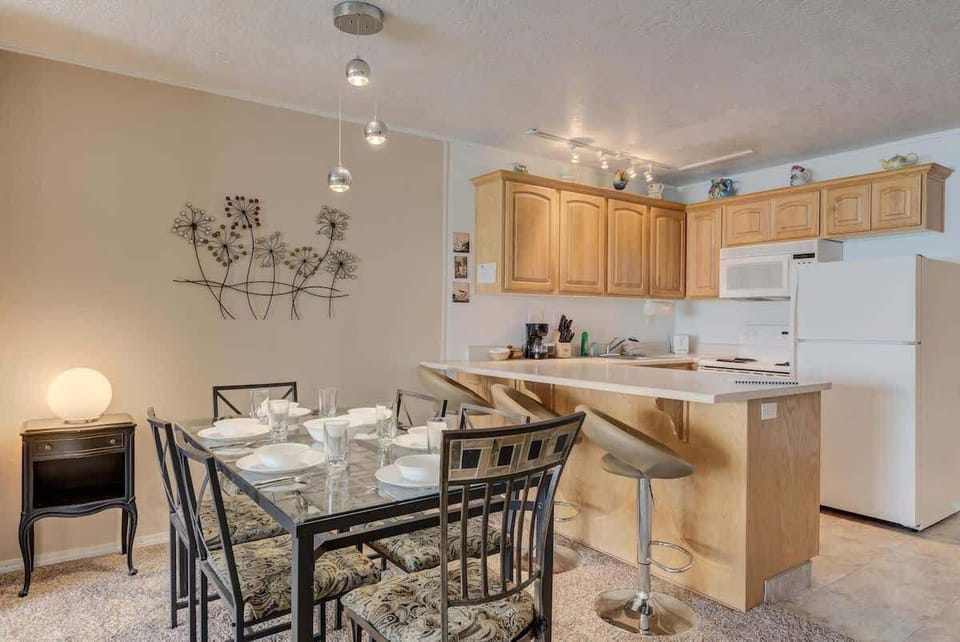 A cozy place to eat with friends and family