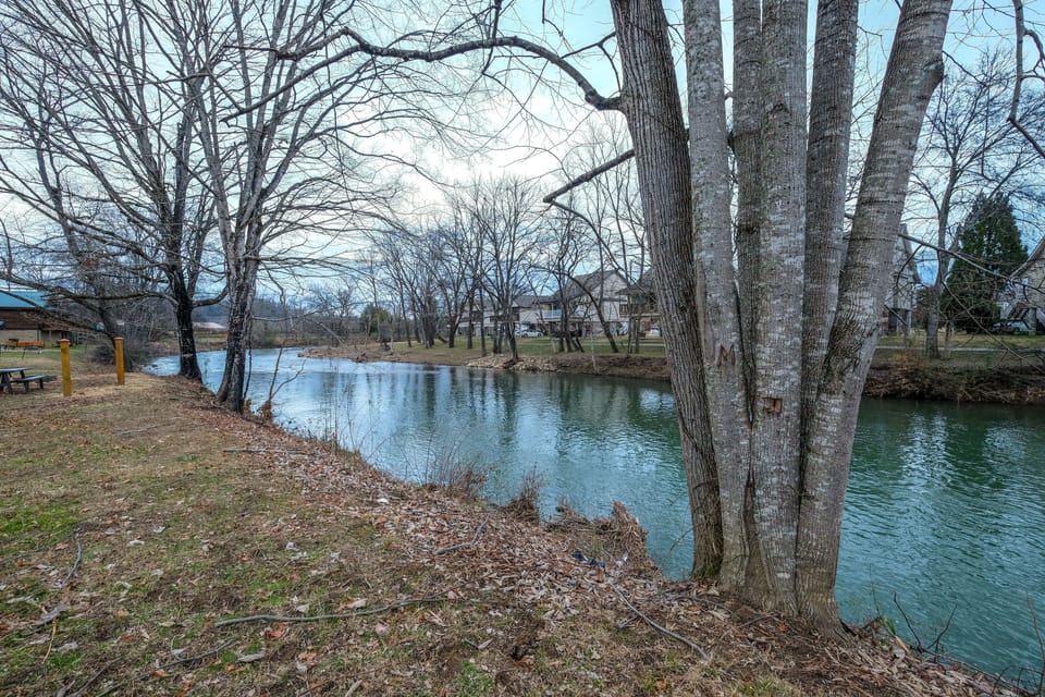 Pigeon Forge River Cabin "Dancing Waters" - View of the Little Pigeon River