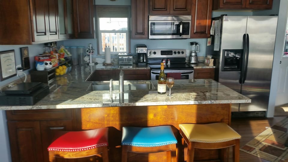 Modern Eat-in Kitchen